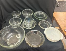 Selection of assorted Pyrex dishes/ bowls and jugs