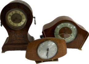 Selection 3 vintage wooden mantel clocks to include a balloon clock, 2 Smiths clocks, all untested