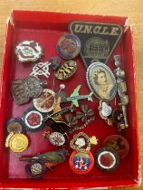Tray of vintage and later badges includes Robinsons badges, Micky mouse, London airport etc
