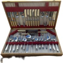 Cased canteen of cutlery