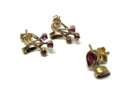 2x 9ct gold sythetic ruby earrings (1.6g)