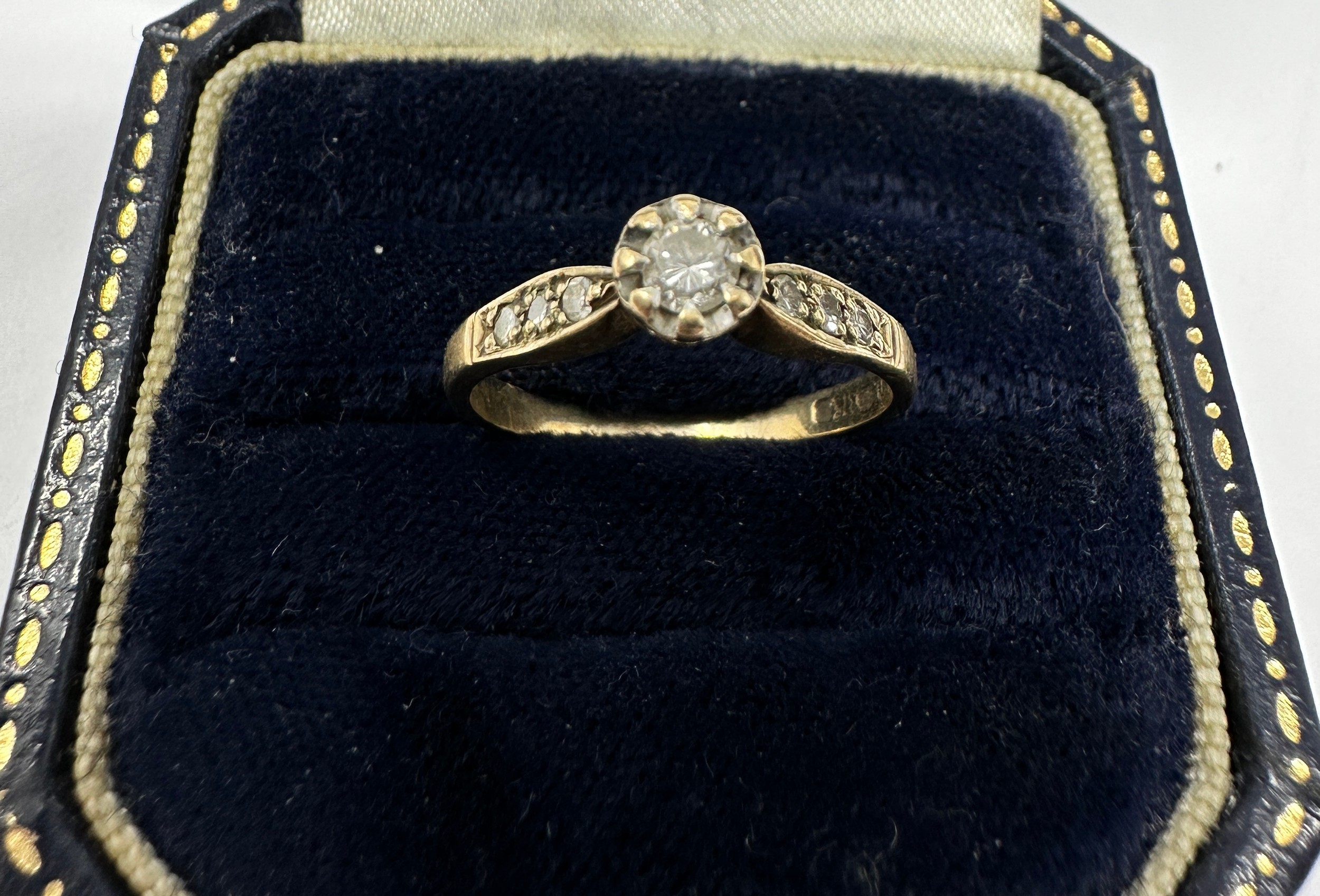 9ct gold diamond solitaire ring (1.5g)