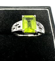 9ct white gold peridot ring weight 3.9