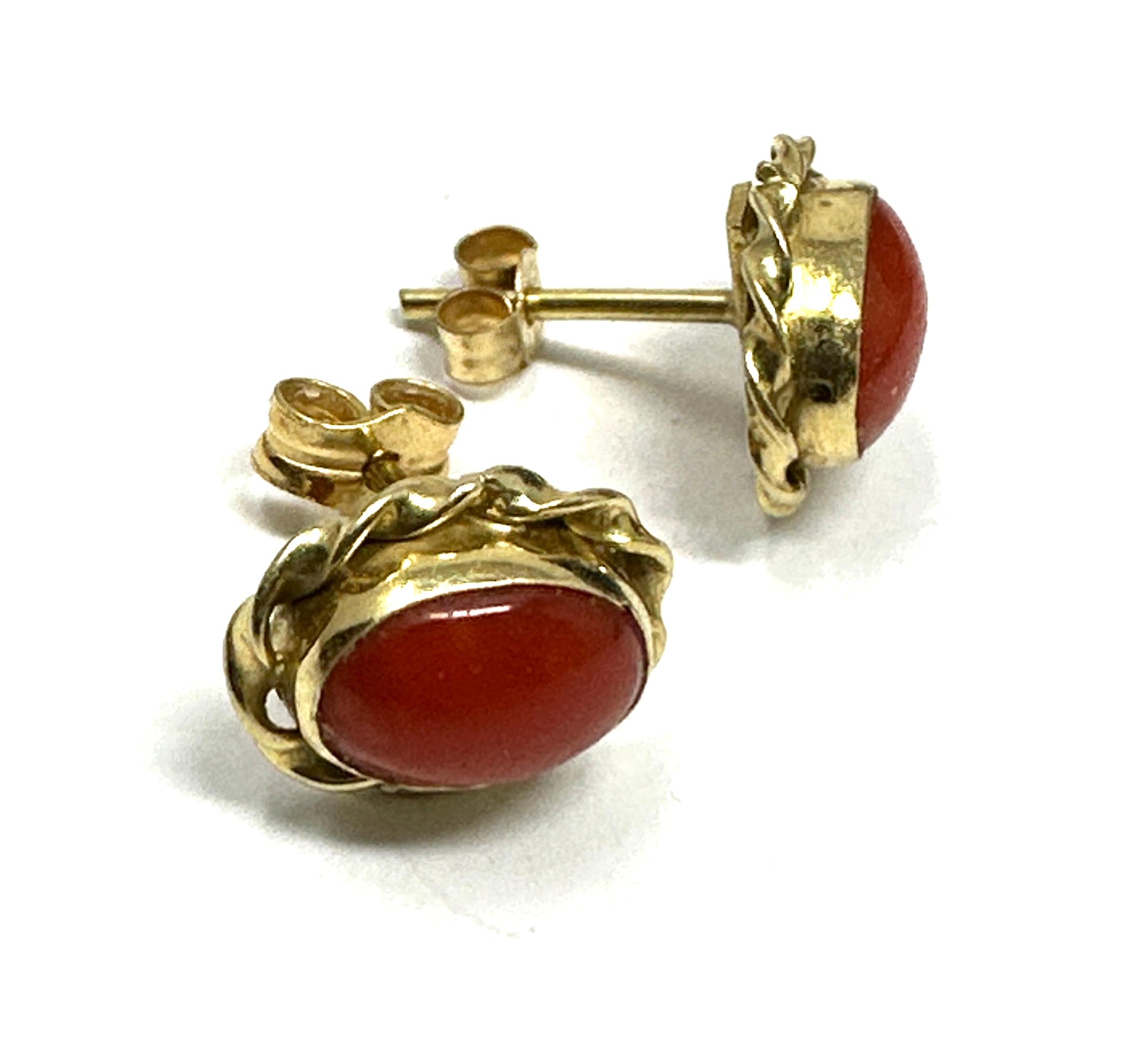 18ct gold coral earrings weight 2.5g - Image 2 of 3