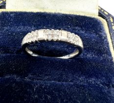 9ct gold diamond band ring (1.4g)