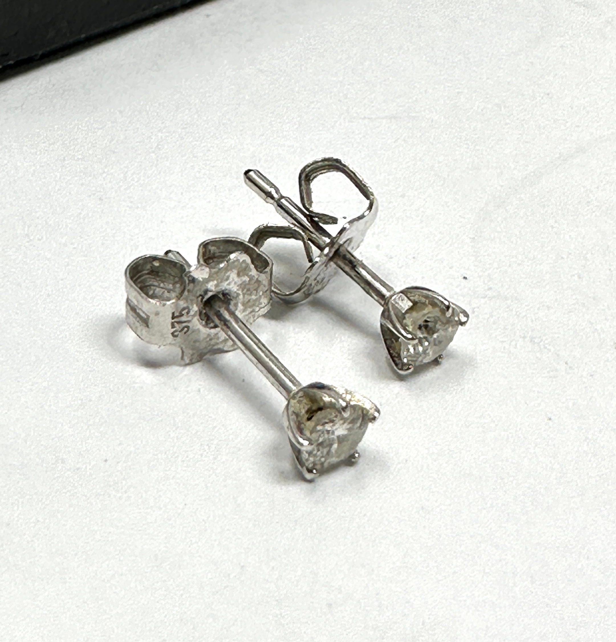 9ct white gold diamond earrings - Image 3 of 3