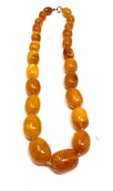 A single strand amber bead necklace (44g)
