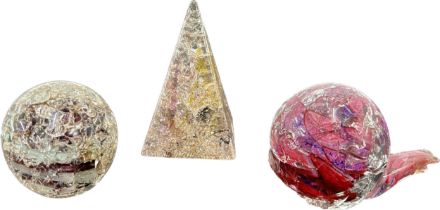 Selection of small crackle glass paperweight a/f