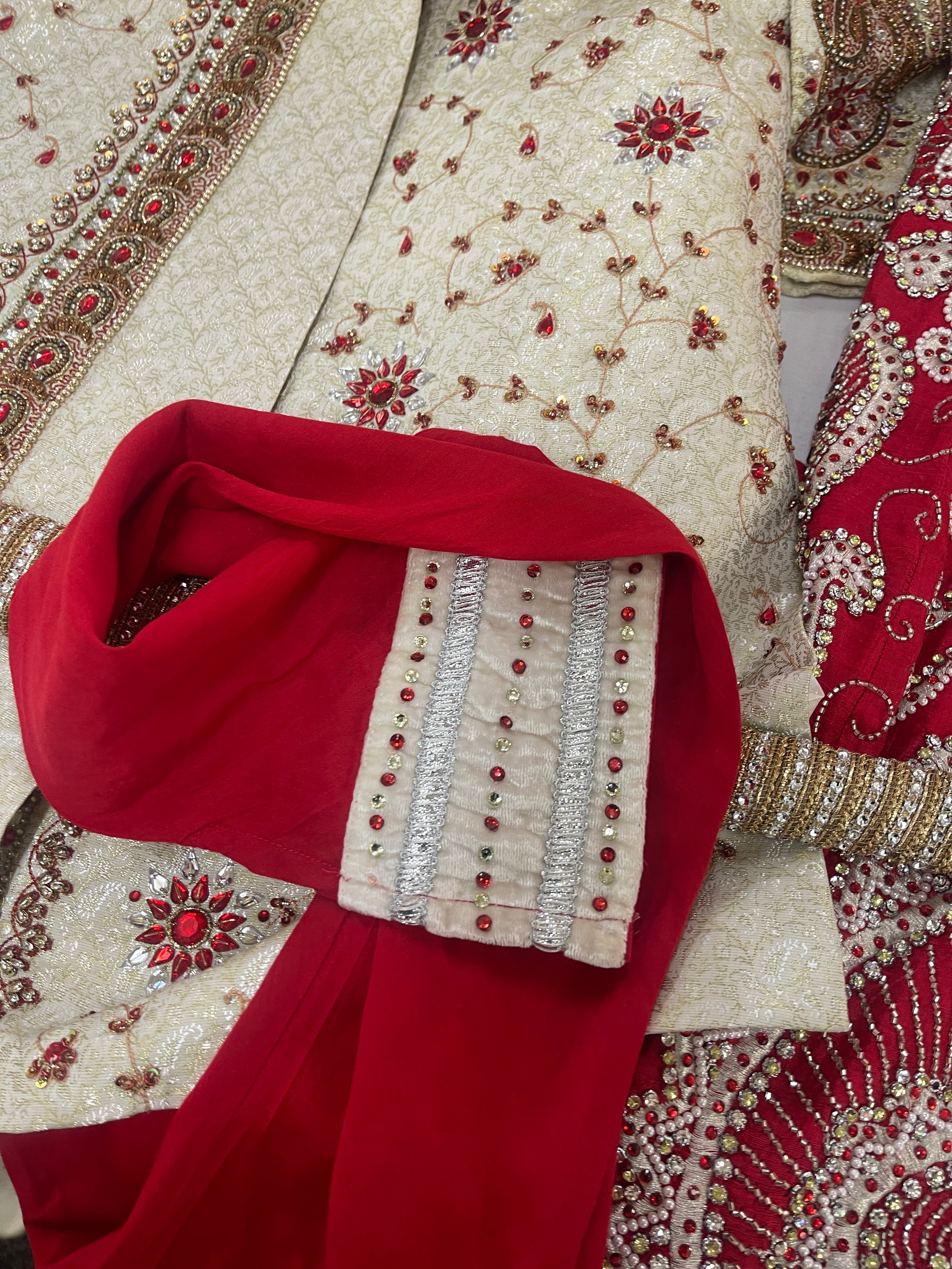 Genuine Indian ladies wedding trousers, dress and head scarf, fully lined with hand stitched pearls, - Bild 8 aus 11