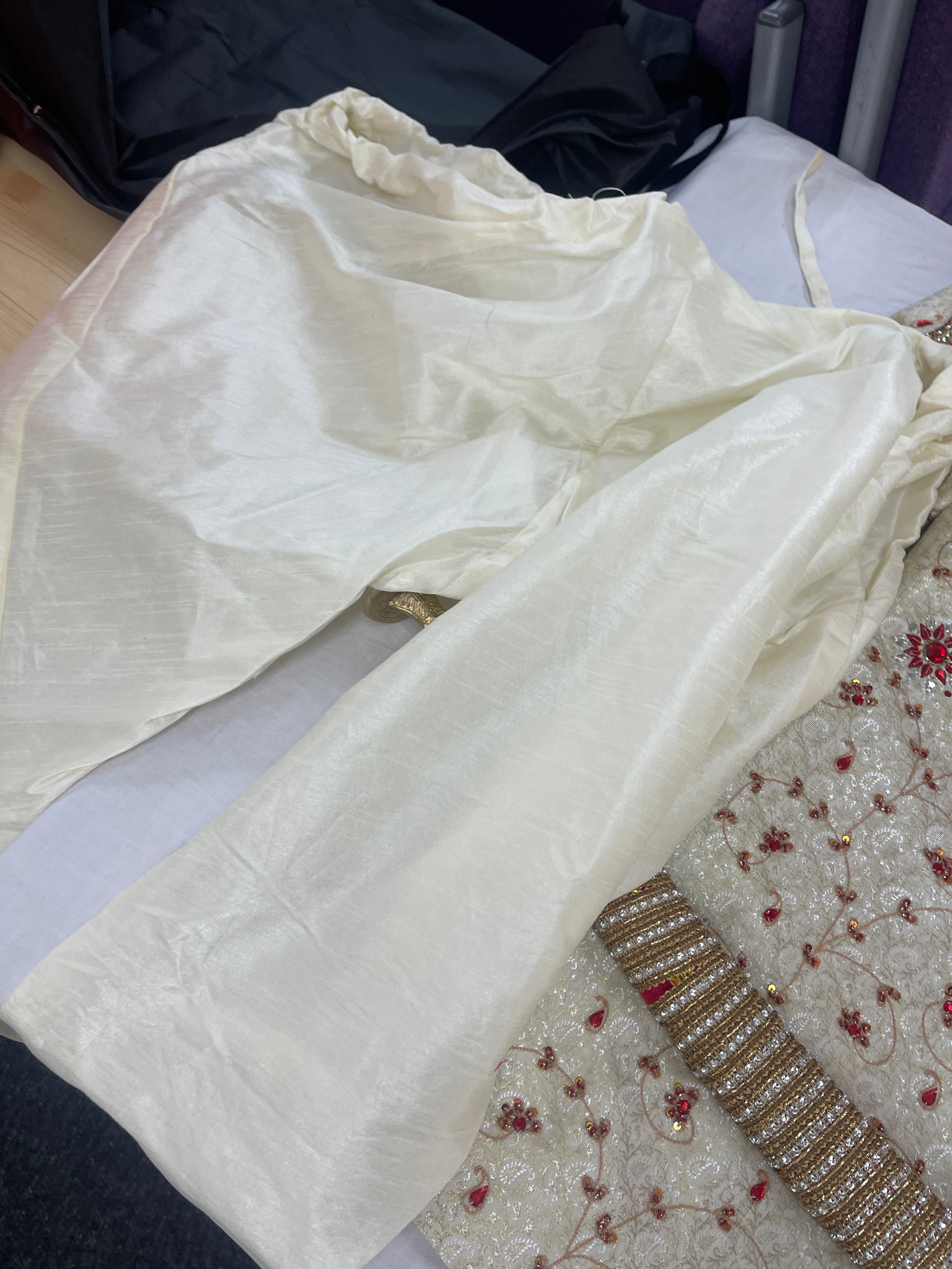 Genuine Indian ladies wedding trousers, dress and head scarf, fully lined with hand stitched pearls, - Bild 9 aus 11