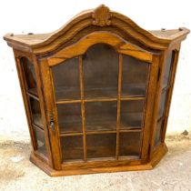 Oak one door wall hanging cabinet measures approx 21 inches tall by 27 inches and 7 inches deep