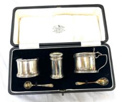 Complete cased Silver hallmarked cruet set, total silver weight 75.4g