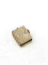 Yellow metal antique victorian book locket approx size 2.5 x 2cm. Approx weight 10.8 grams