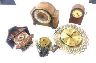 Selection of vintage clocks to include a three key hole mantel clock and a metal wall clock