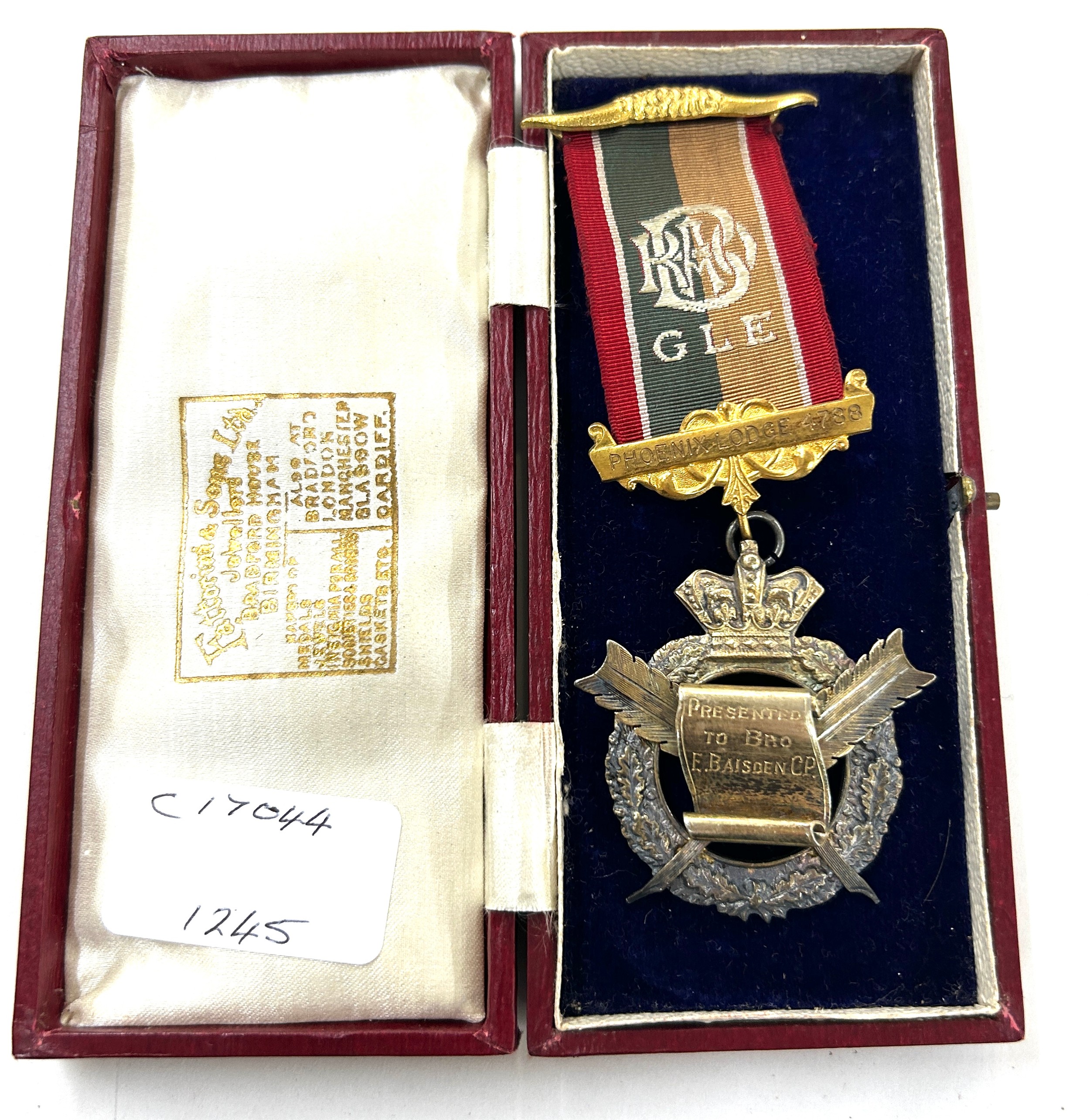 Boxed masonic silver service rendered medal june 29th 1928 presented to Bro E. Baisden by the