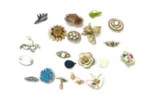 Box of vintage and later brooches includes stone set etc