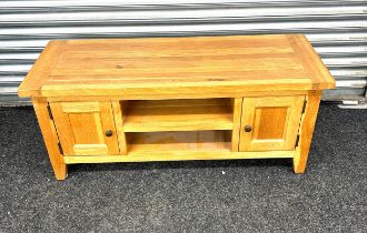 Oak two door tv cabinet in good overall condition measures approx 47.5 inches wide by 18 inches deep