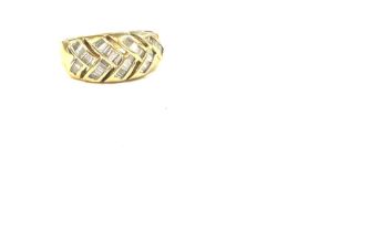 Ladies 18ct gold diamond baguette cut dress ring ring size R, 2.5grams