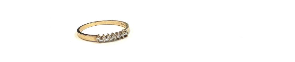 Ladies 9ct gold diamond set ring, ring size p/q, 1.4 grams