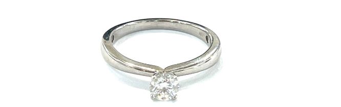 Ladies 18ct solitaire diamond ring ring size P 4.4grams