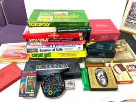 Selection vintage and later board games to include Monpoly, swindle, Chinese chequers, trival