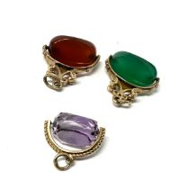 3 x 9ct gold carnelian, chrysoprase & amethyst swivel fob pendants (7.5g)