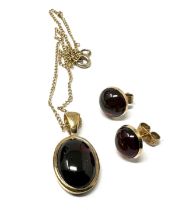 9ct gold garnet pendant necklace & stud earrings set (5.6g)