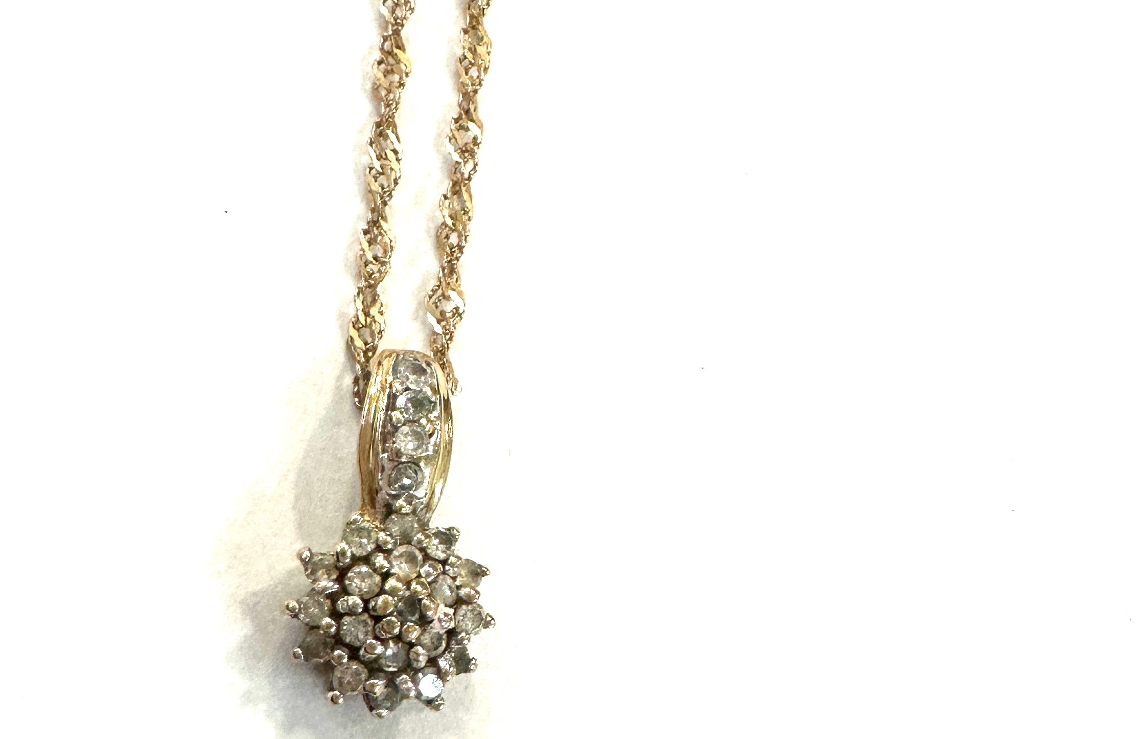 Ladies 9ct gold diamond pendant on a 9ct gold chain total weight 1.6