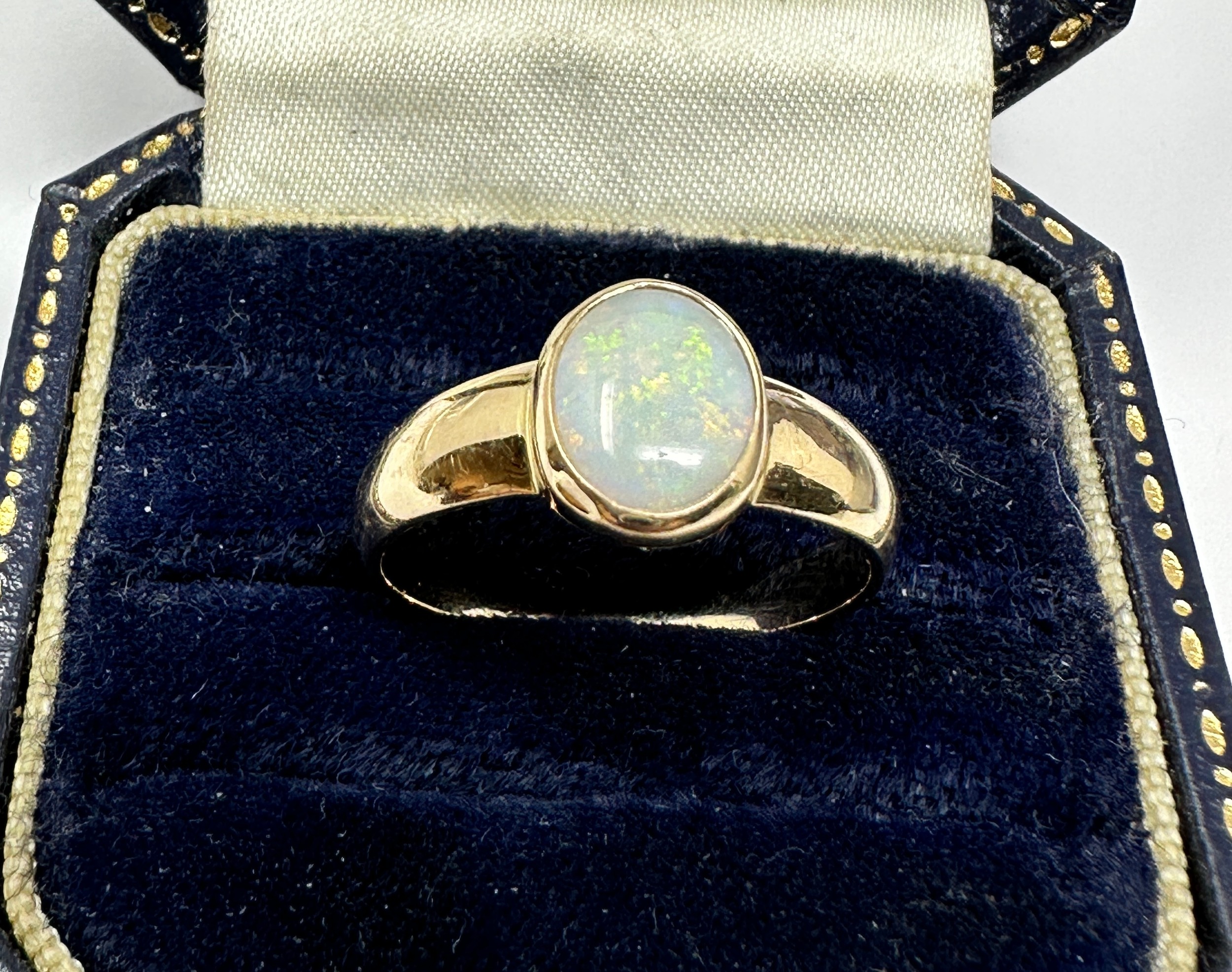 14ct gold opal ring (3.4g)