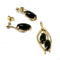 14ct gold onyx pendant & earrings set (4.1g)