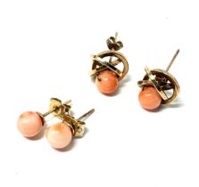 2 x 9ct gold coral stud earrings (2.8g)