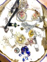 Tray of costume jewellery includes watches, brooches, hat pins etc