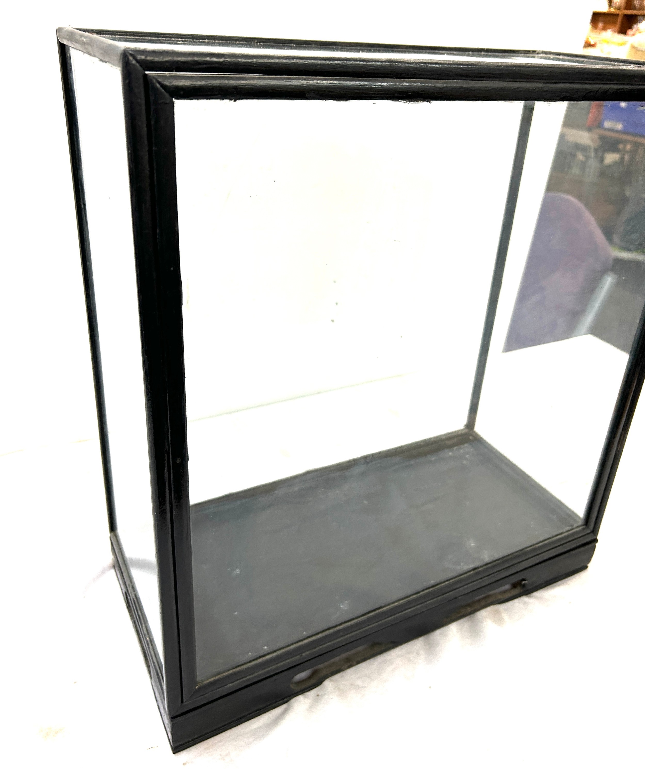 Vintage wooden and perspex show case measures approximately 20 inches tall 18.5 inches wide - Image 3 of 3
