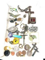 Tray of collectables includes enamel brooch, silver bracelet, coins etc
