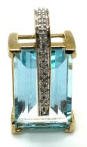 9ct gold diamond and topaz pendant weight 4.3 grams