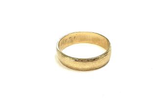 9ct gold embossed wedding band size W bweight 4.2 grams