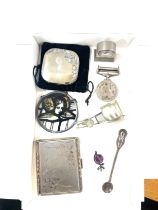 Tray of collectables includes a WW1 medal, cigarette card, small clock etc