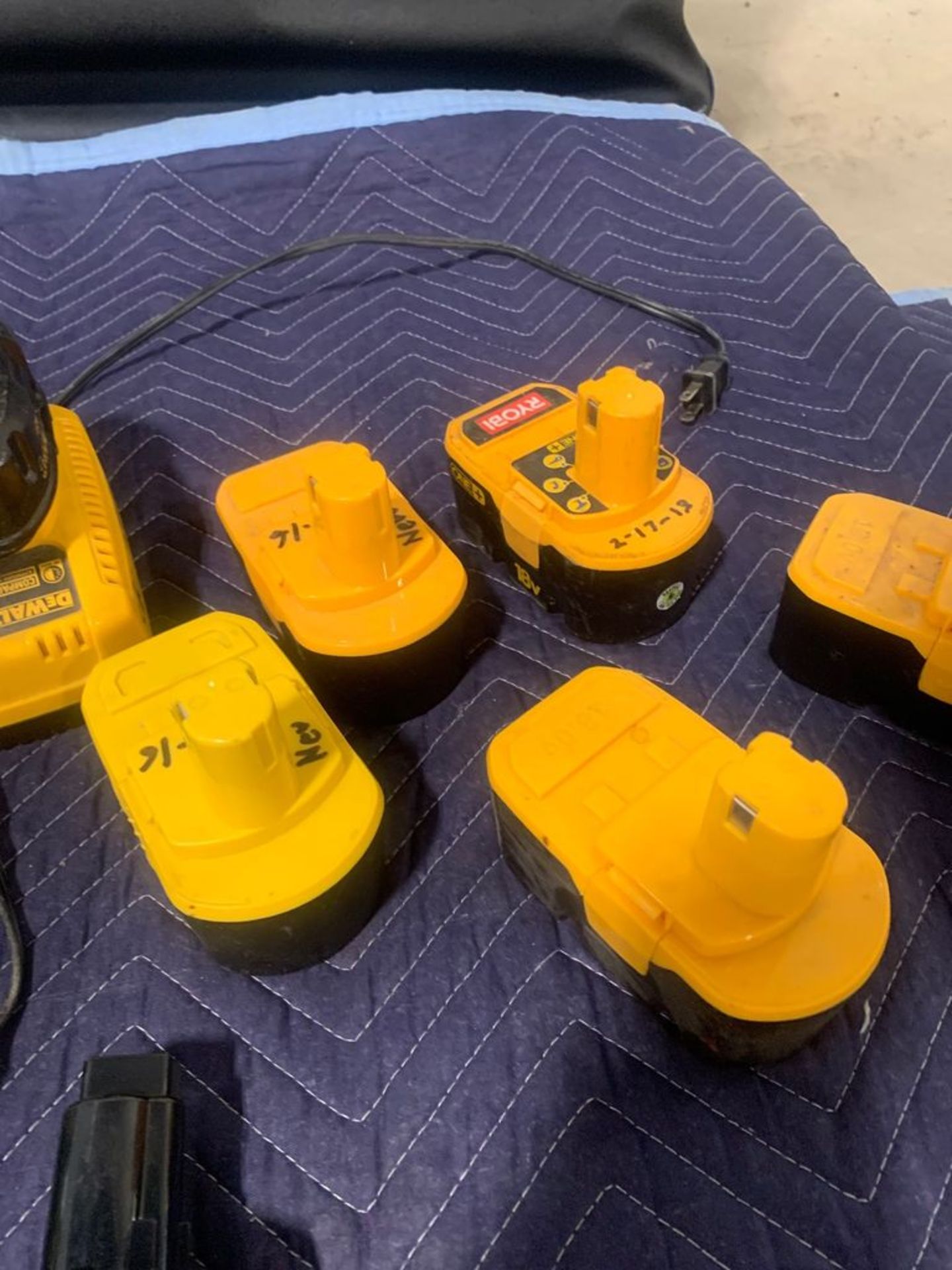 DEWALT BATTERIES, POWER STATIONS AND MORE. (ALL CONTENTS IN PICTURE INCLUDED) - Image 3 of 4