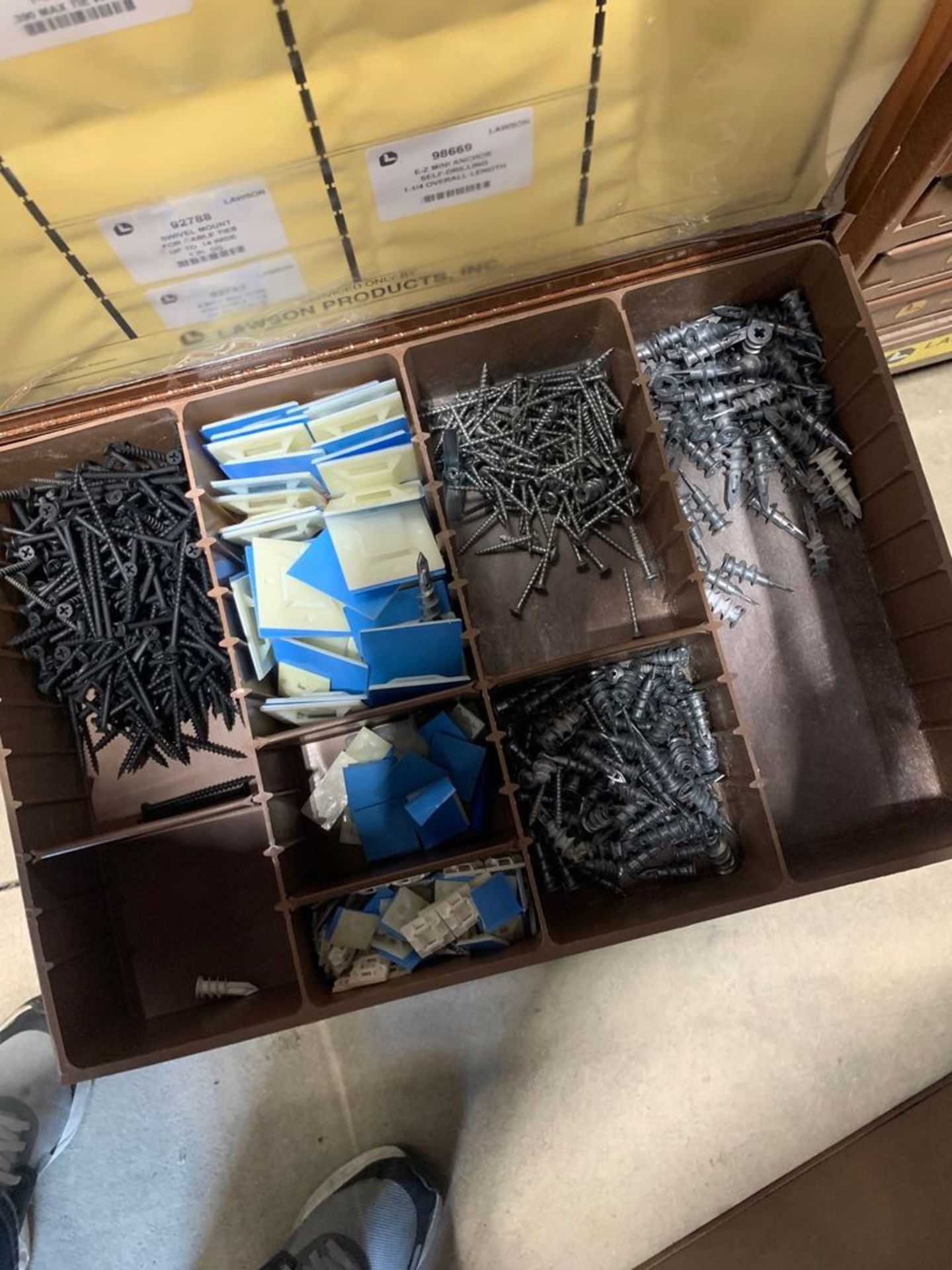 LAWSON PRODUCTS SCREWS AND ANCHORS / ALL CONTENTS INCLUDED LOT 31