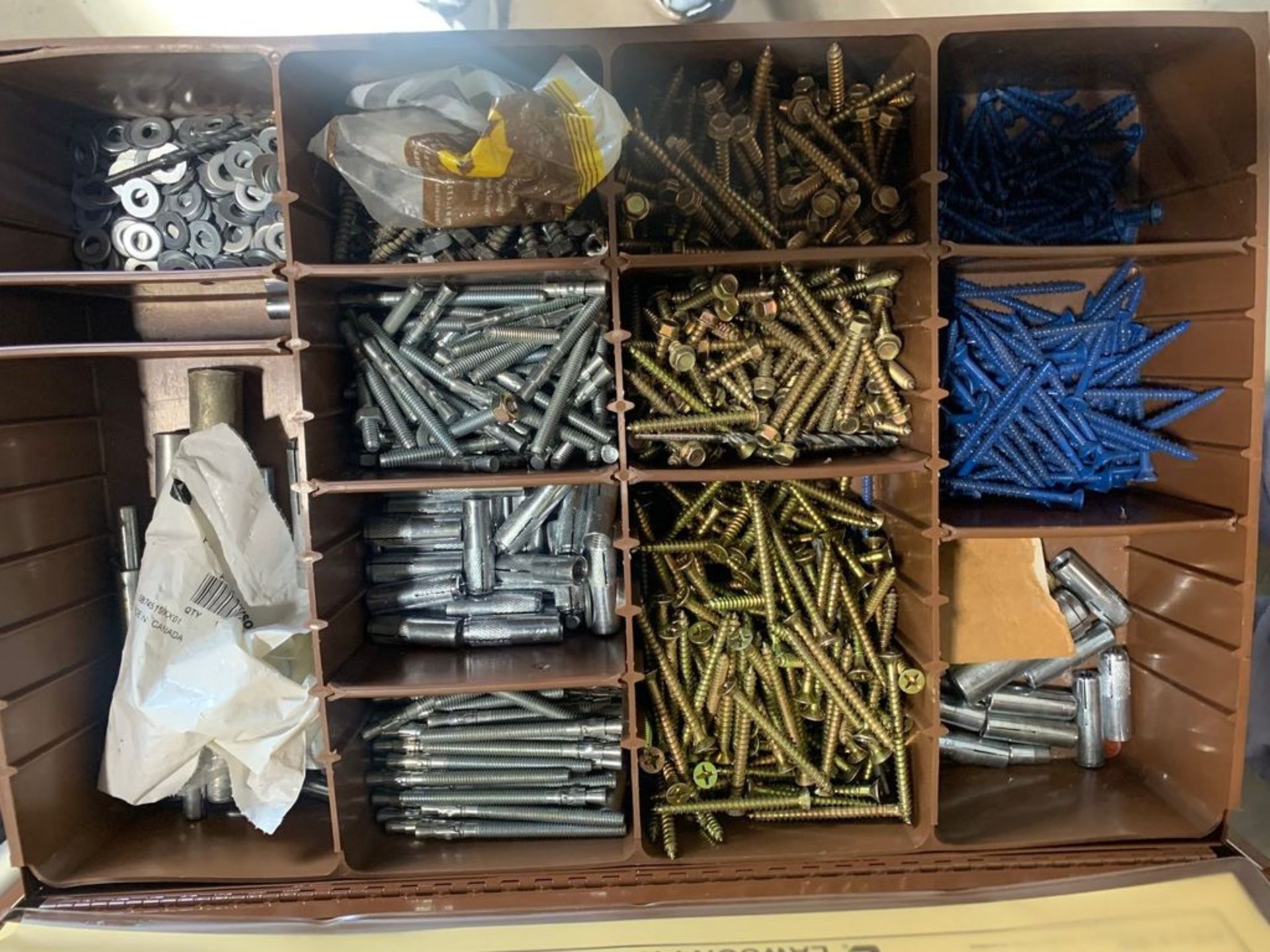 LAWSON PRODUCTS WEDGE TYPE STUDS BOLT ANCHORS / CONTENTS OF CASE INCLUDED LOT 9 - Image 2 of 4
