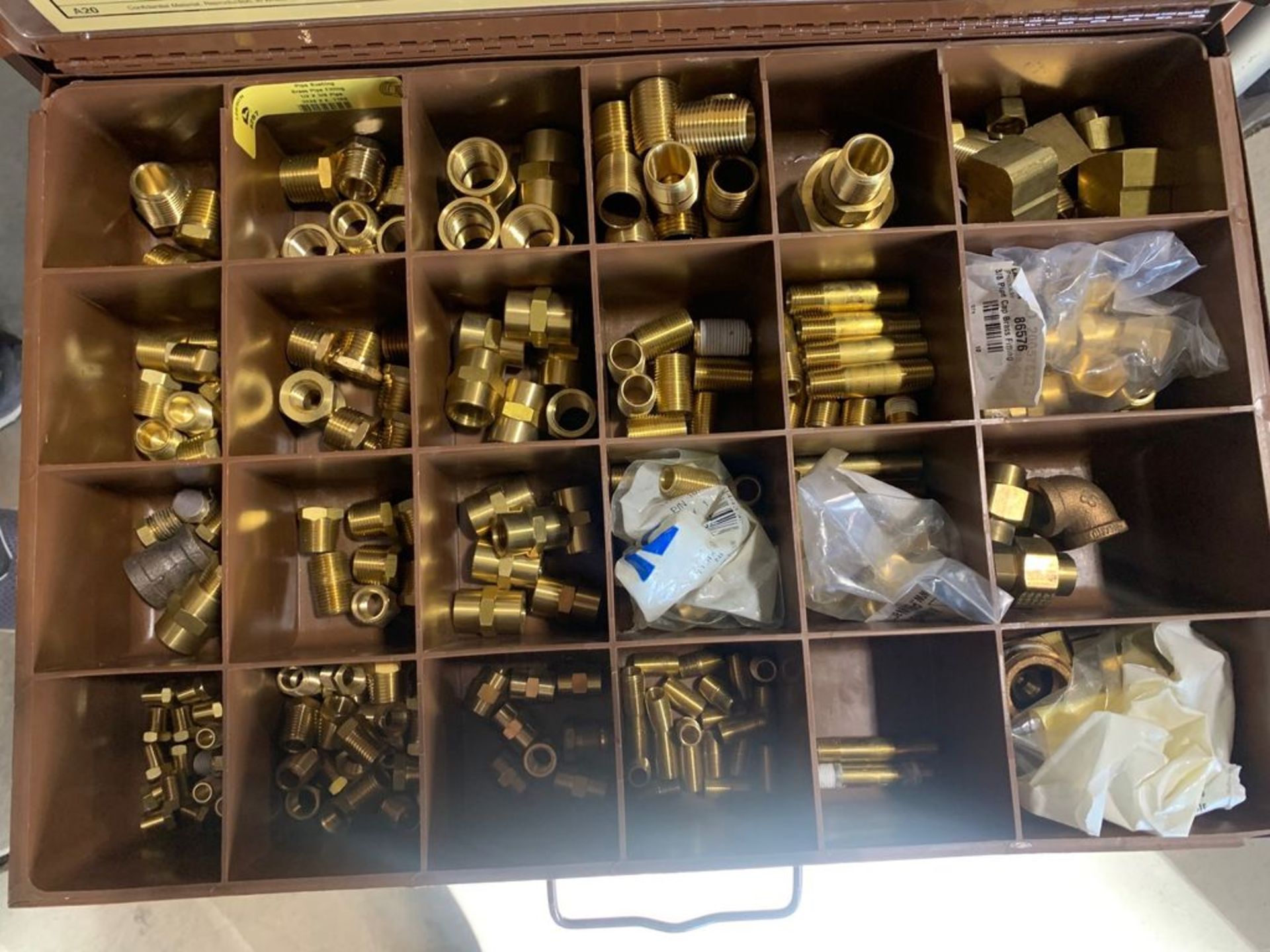 LAWSON PRODUCTS UNIVERSAL BRASS PIPE FITTINGS / CONTENTS OF CASE INCLUDED LOT 11