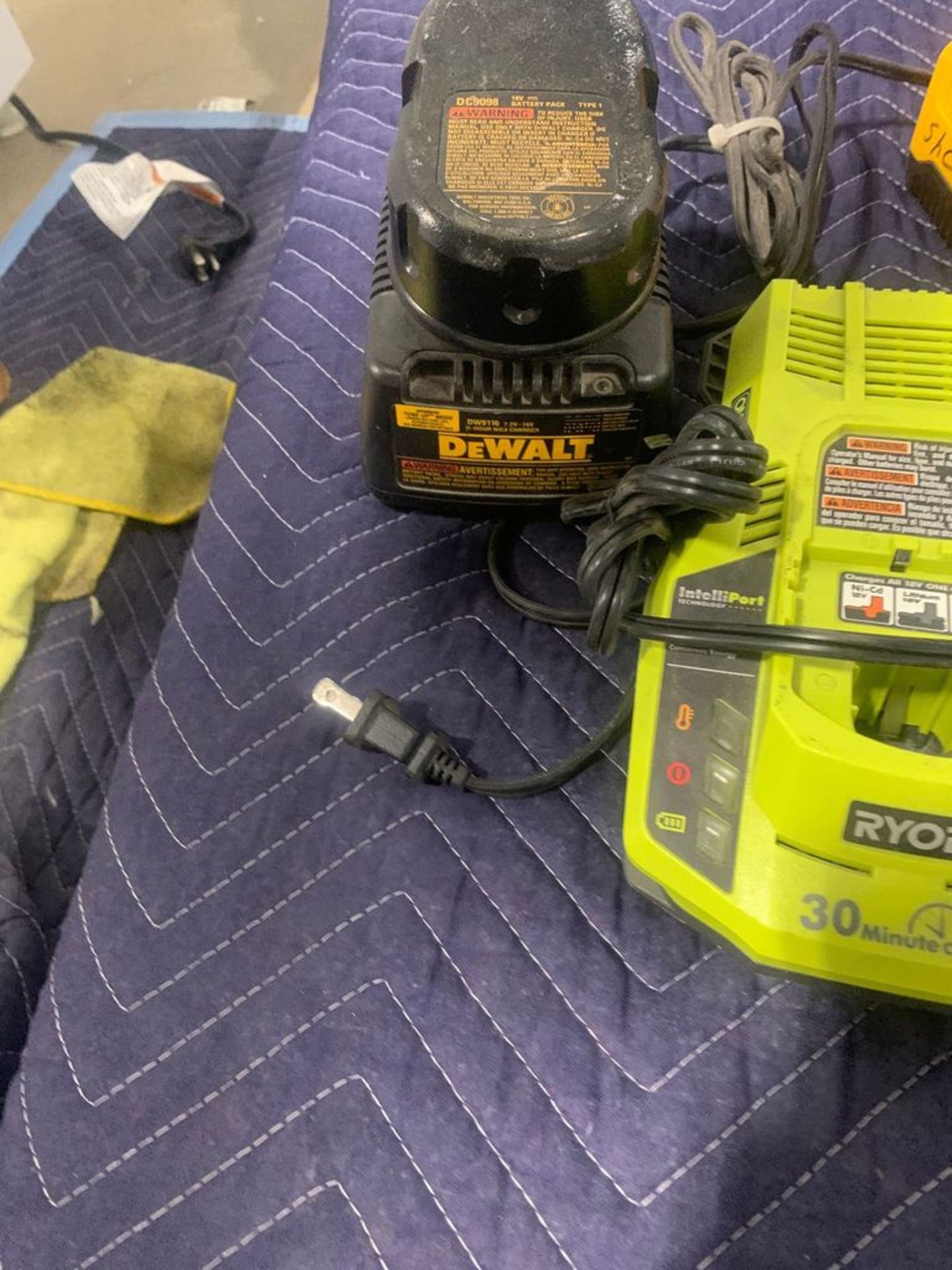 DEWALT BATTERIES, POWER STATIONS AND MORE. (ALL CONTENTS IN PICTURE INCLUDED) - Image 4 of 4