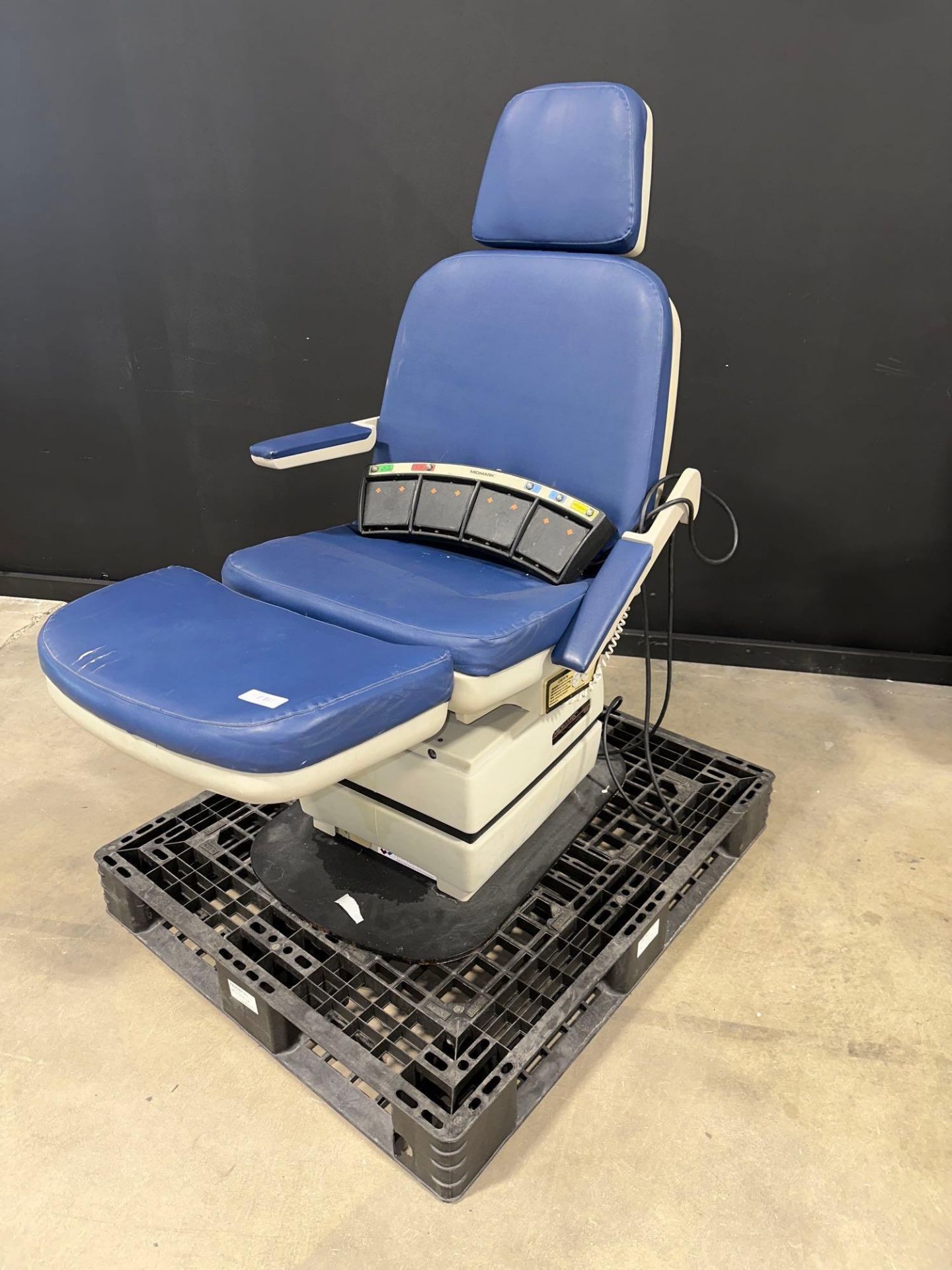 MIDMARK 414 PODIATRY POWER EXAM CHAIR WITH FOOTSWITCH