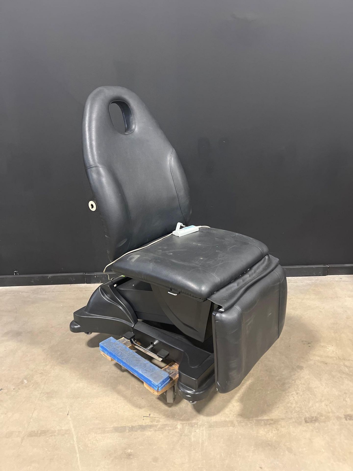 ELECTRIC FACIAL CHAIR WITH HAND CONTROL