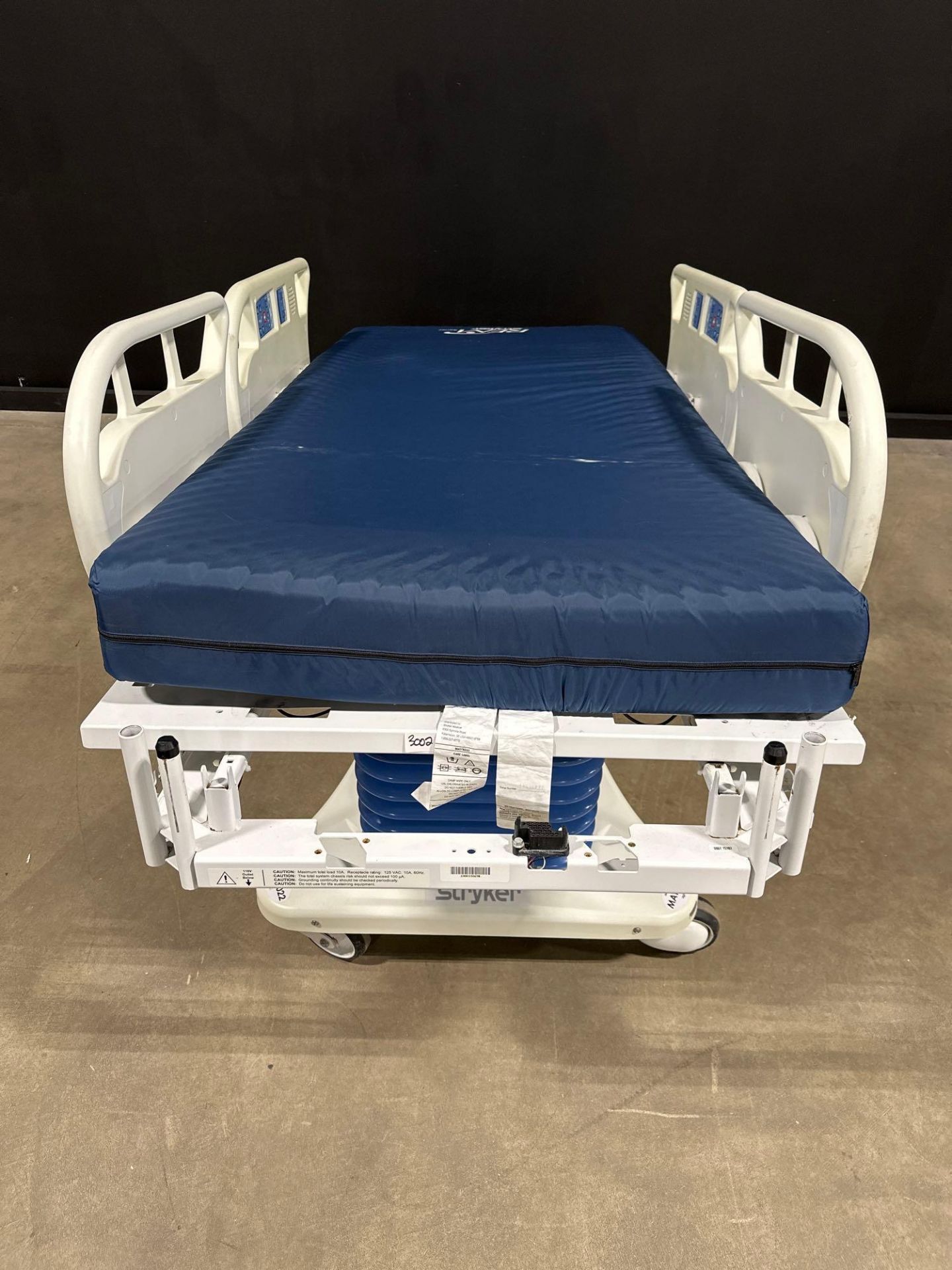 STRYKER 3002 S3 HOSPITAL BED - Image 2 of 4
