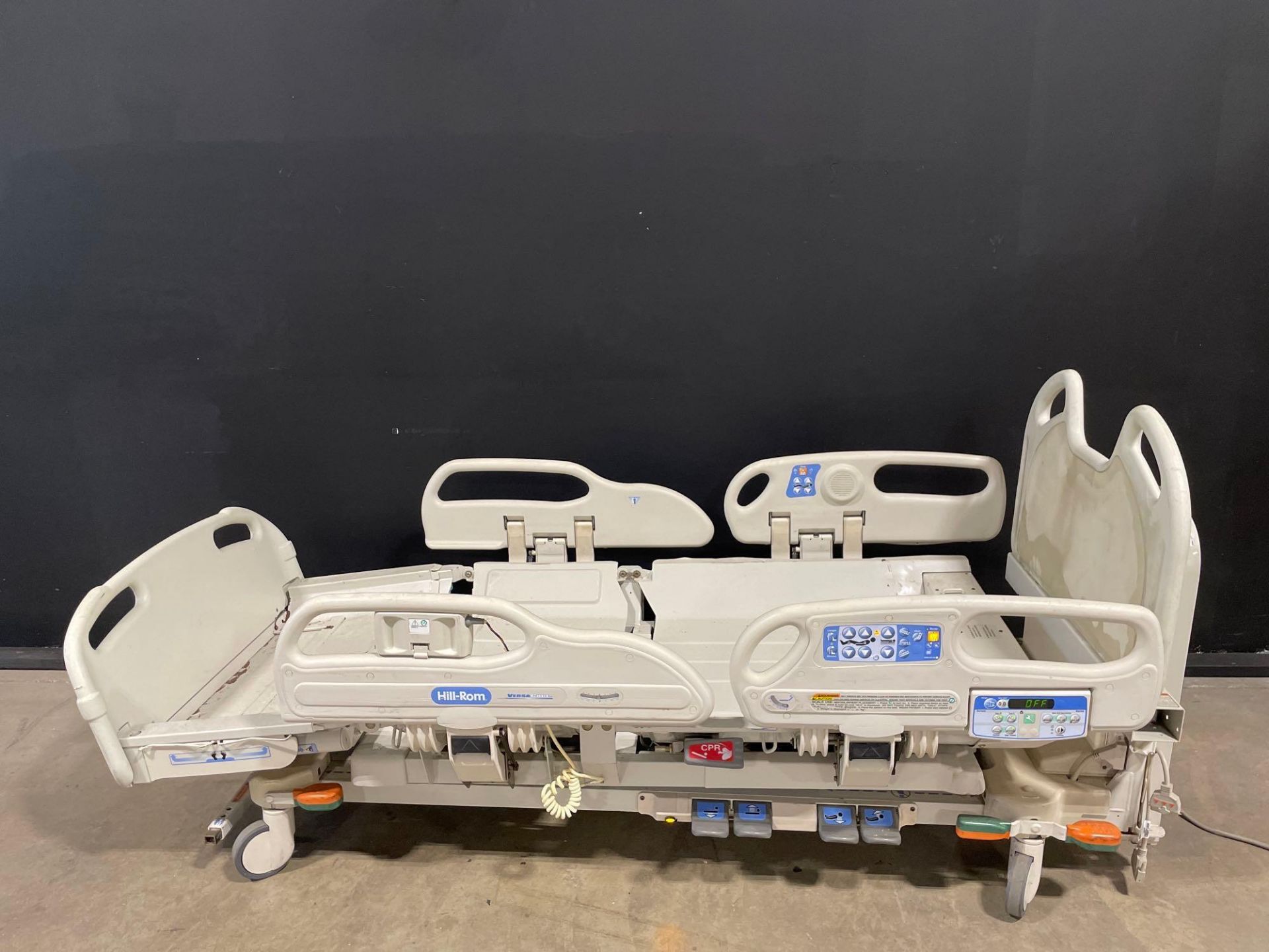 HILL-ROM VERSACARE HOSPITAL BED - Image 2 of 4