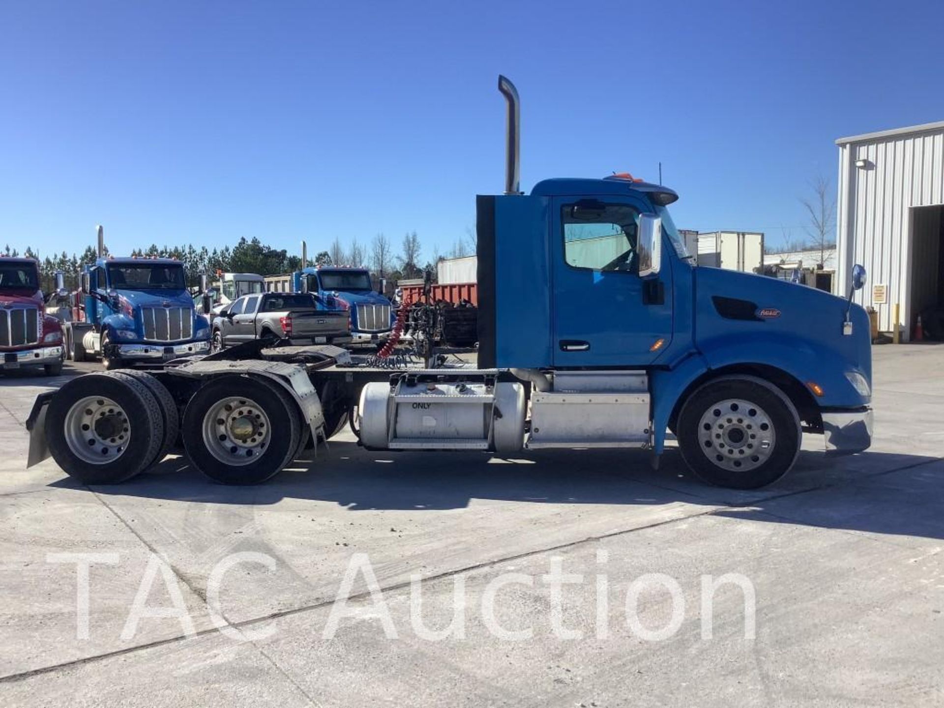 2015 Peterbilt 579 Day Cab - Image 4 of 75