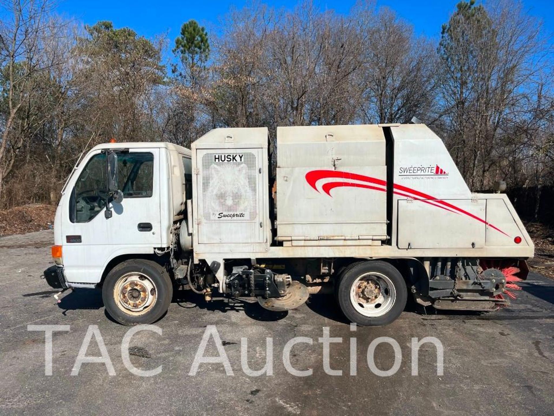 2005 GMC W5500 Sweeper Truck - Image 8 of 41