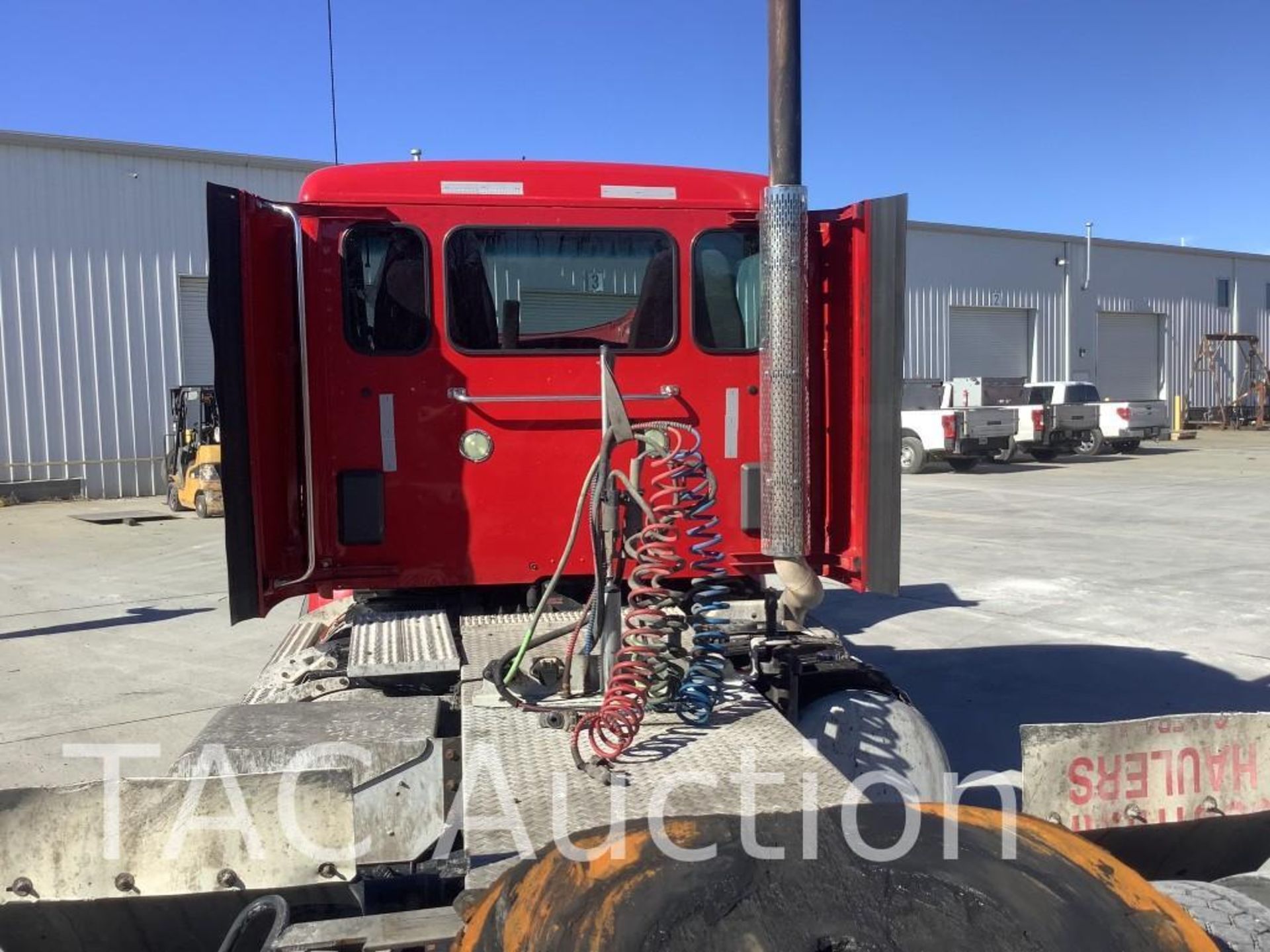 2014 Peterbilt 579 Day Cab - Image 13 of 70