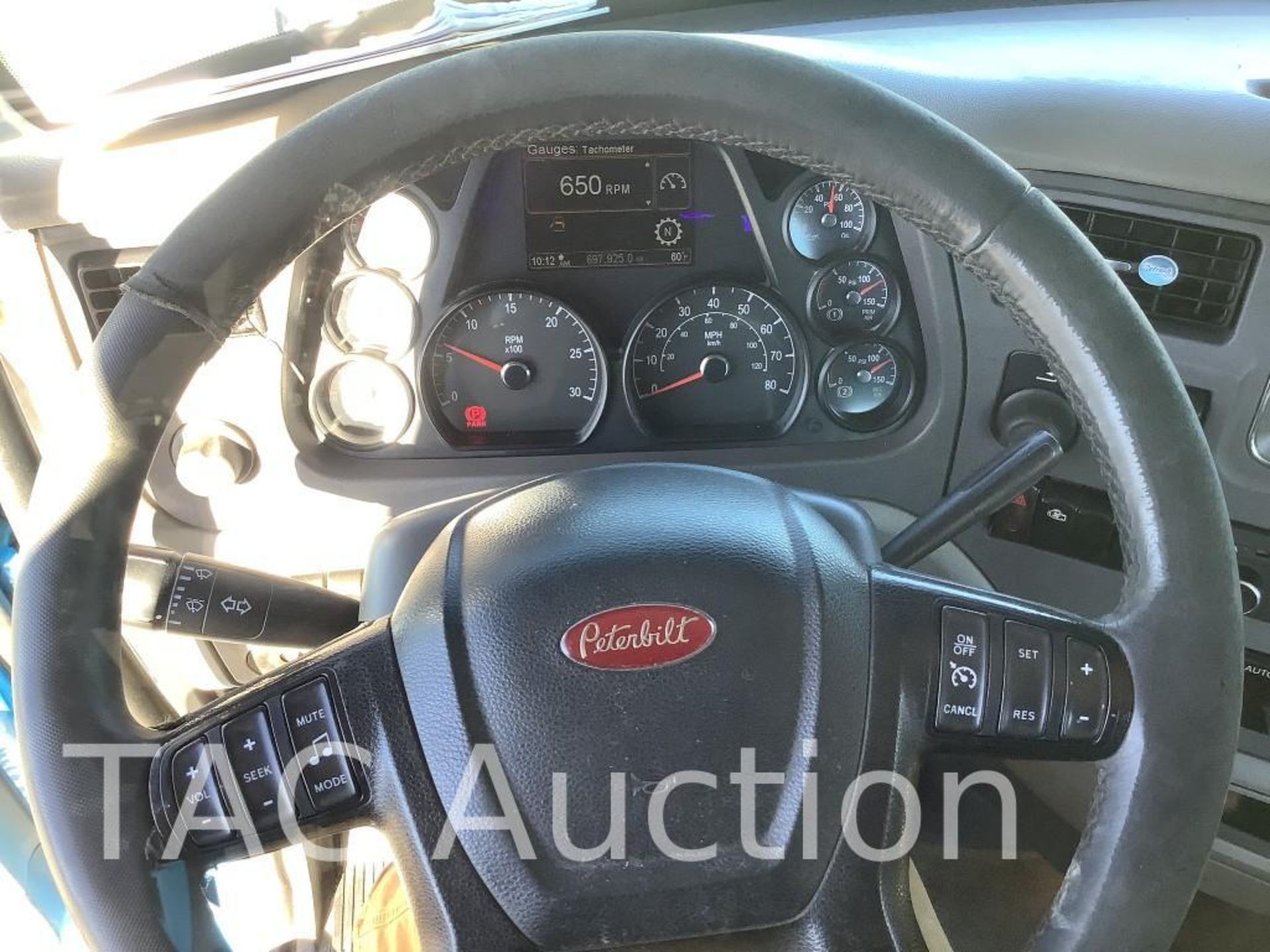 2015 Peterbilt 579 Day Cab - Image 19 of 75